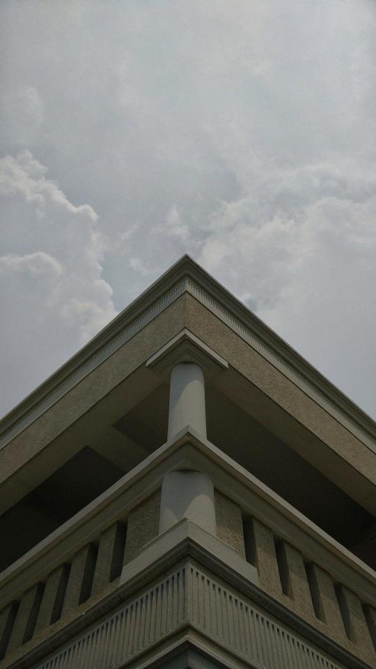 Architectural Corner Under Cloudy Sky - Related Ghetto Wallpapers wallpaper