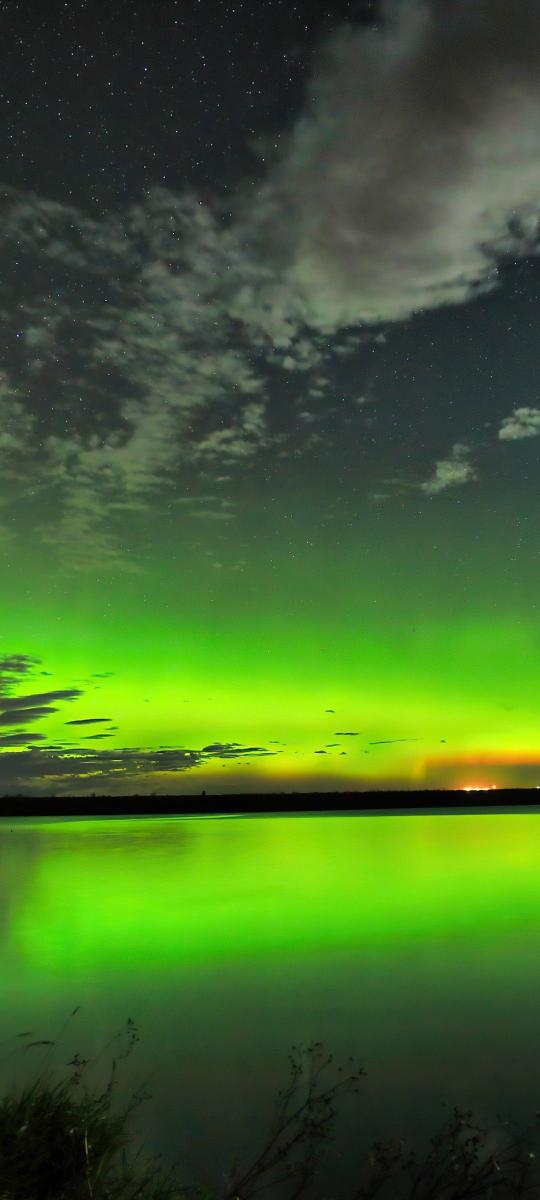 Emerald Aurora Reflection - Related Dark Wallpapers wallpaper